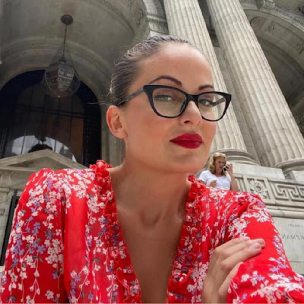 Meet your Posher, Teona